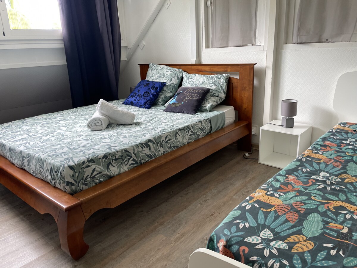 Chambre 2 — lit double + lit simple